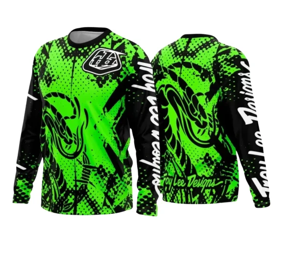Camisa com estampa grande nas costas mostrando um design moderno de motocross e trilheiros, com logo destaque no peito em estilo vibrante e arrojado, perfeita para os apaixonados por aventura e velocidade.